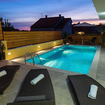 With Swimming Pool - 6128 זאדאר