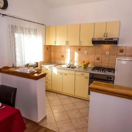 With Swimming Pool - 6128 זאדאר