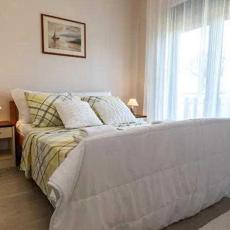 Apartment With Swimming Pool - 6128